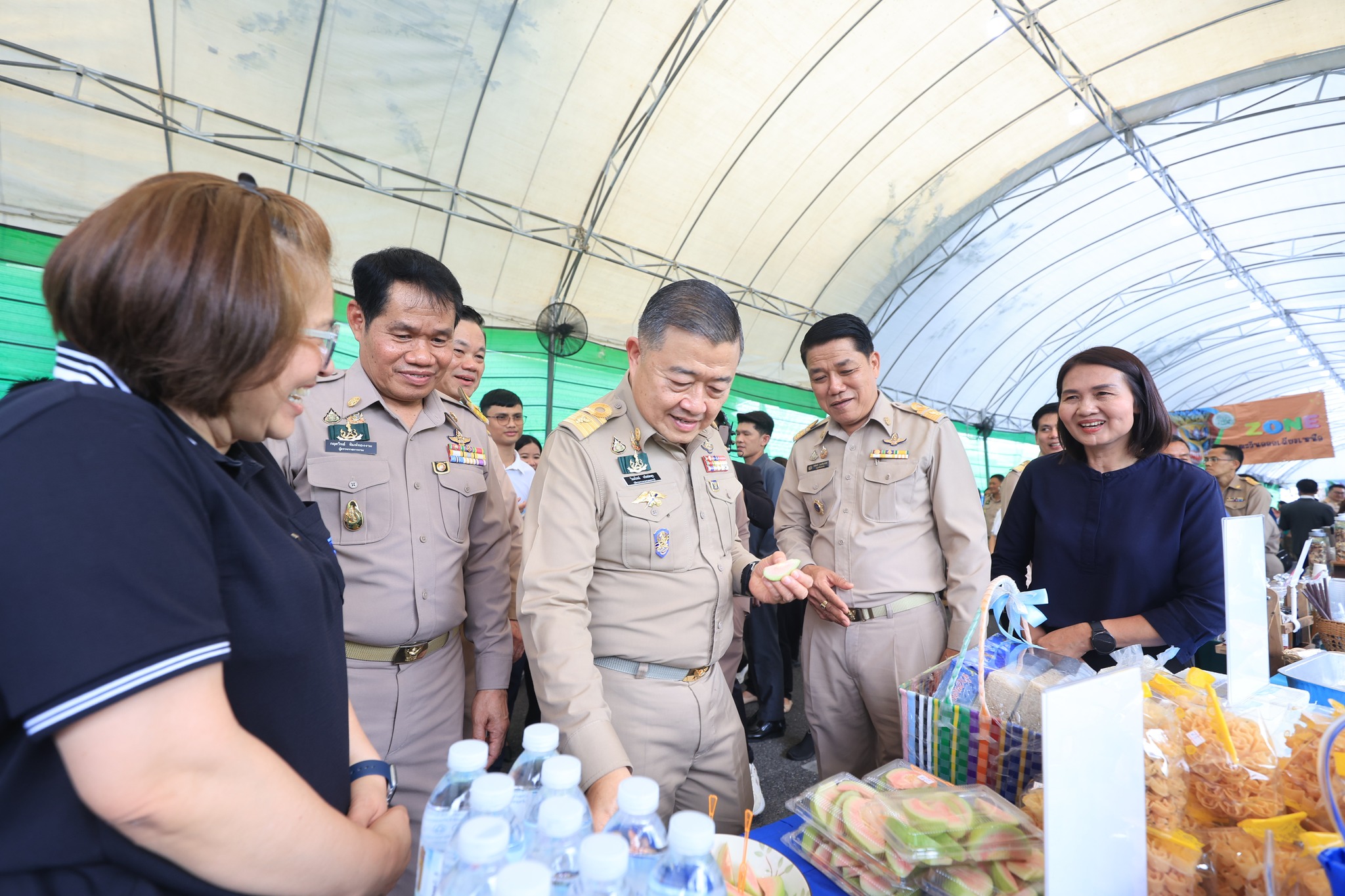 title - ปลัดกระทรวงเกษตรฯ และผู้บริหาร ส.ป.ก. เยี่ยมชมร้านค้า ในงานวันคล้ายวันสถาปนา ส.ป.ก. ครบรอบ 51 ปี